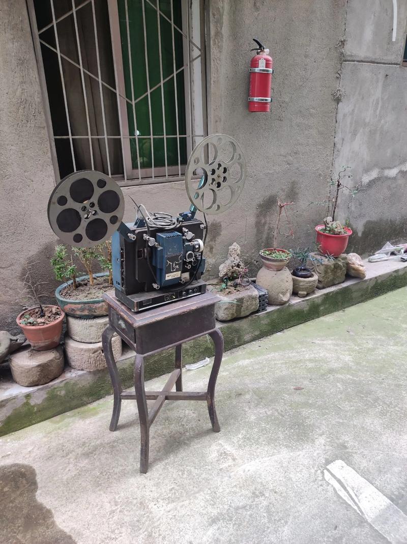 影院放映机选购指南:从亮度参数到维护成本,3个长尾关键词帮你避坑