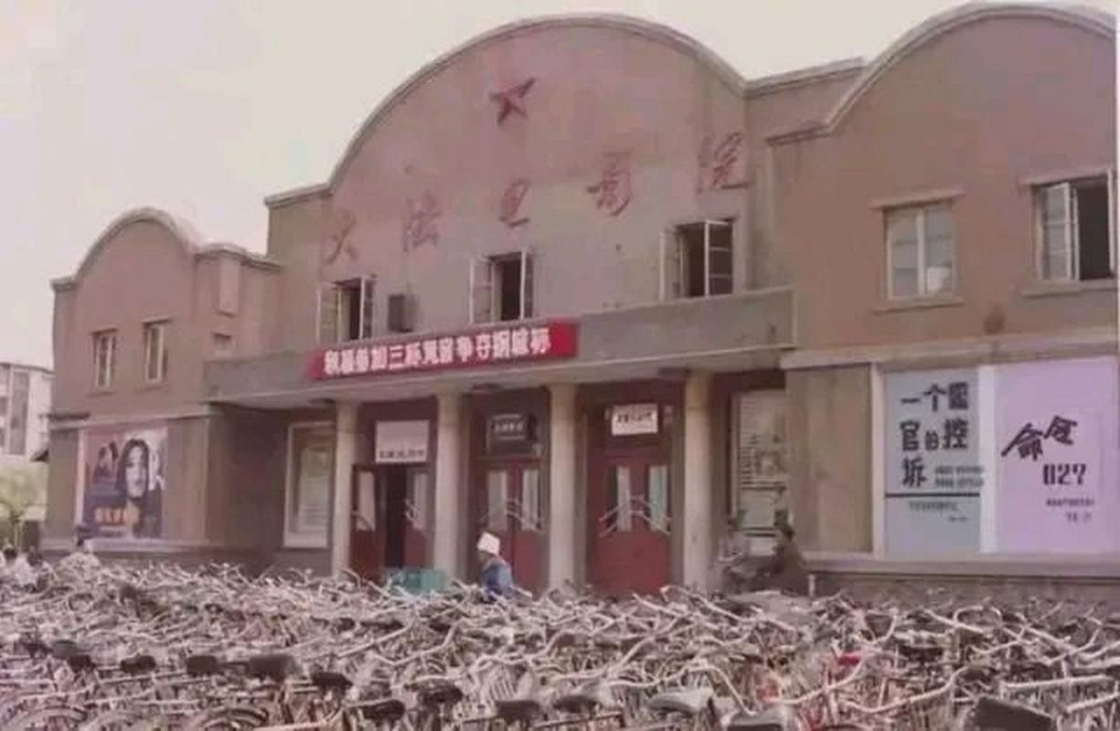 《2025最新影院热映电影推荐：高分新片观影指南（附排片/票价/影评攻略）》