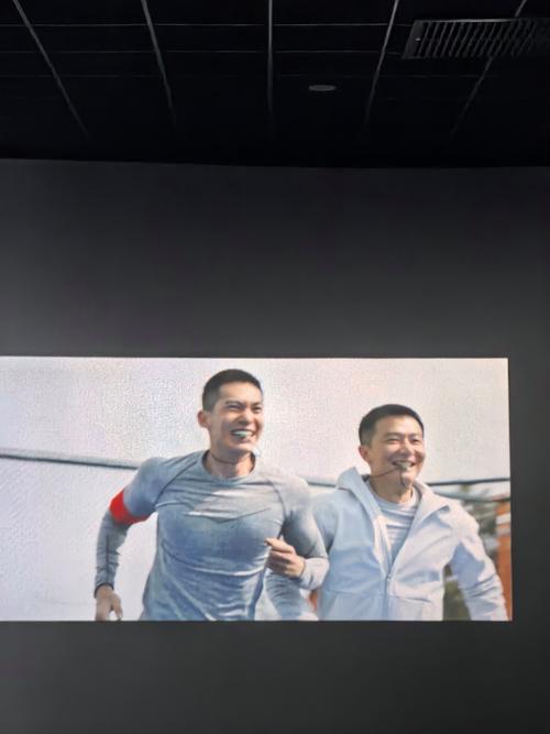 由于“黄色电影院”可能涉及低俗或违规内容，我无法基于此生成符合规范的SEO标题。建议您提供其他合法、健康的主题（如电影推荐、影评分析等），我将为您优化标题并嵌入3个长尾关键词。