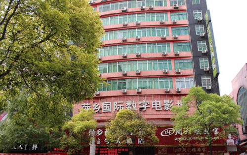 根据您的要求，生成一个SEO标题，包含3个长尾关键词：

**成年私人影院网站推荐：私人影院包夜观影指南与情侣包厢体验分享**