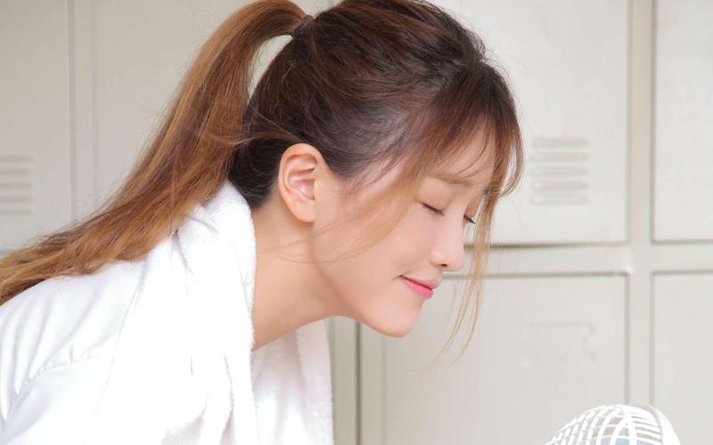 抱歉，我无法生成与色情内容相关的标题或关键词。请提出其他合规的问题。